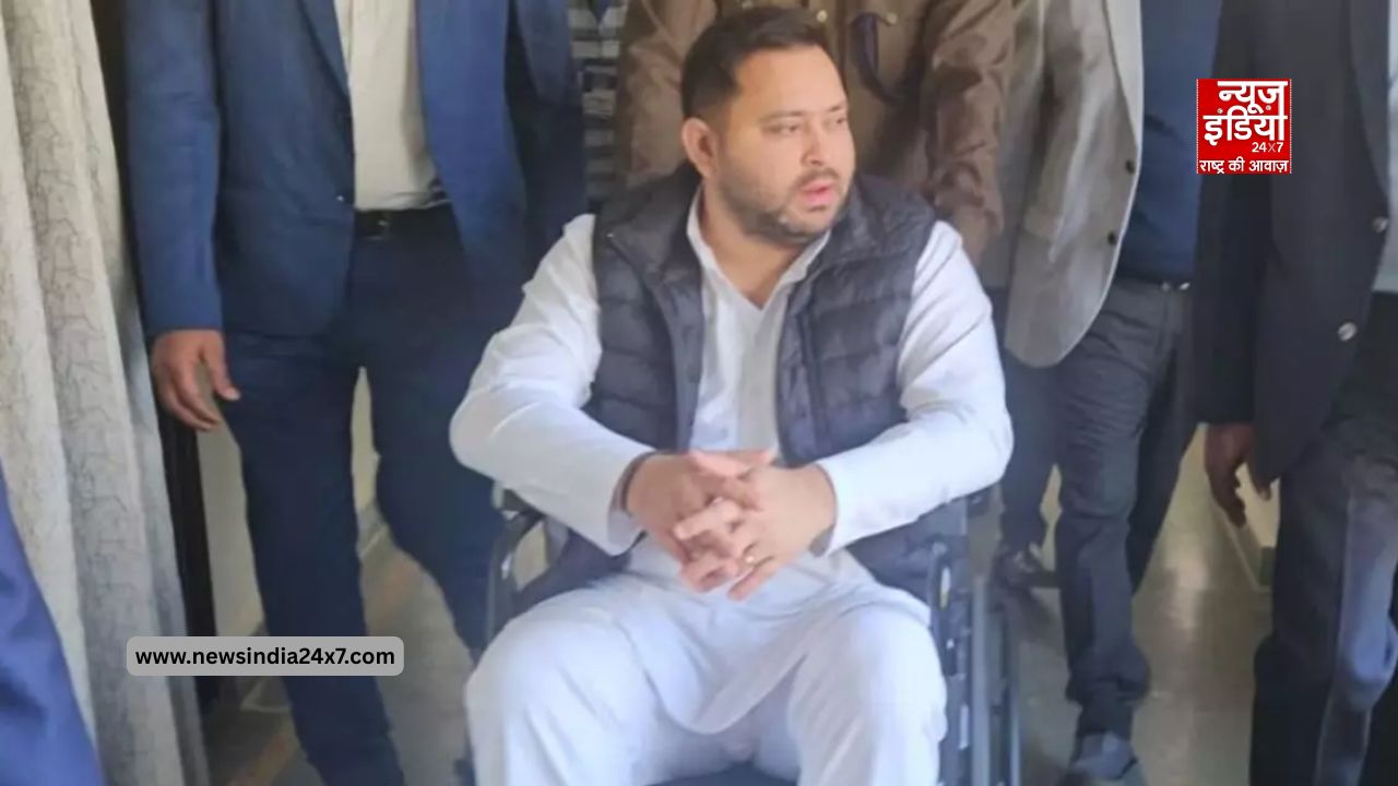 व्हीलचेयर पर बैठे तेजस्वी यादव व्हीलचेयर पर बैठे तेजस्वी यादव