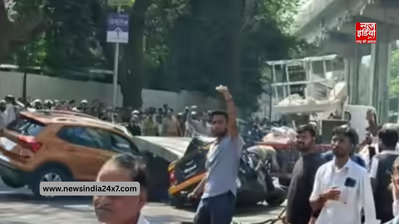 मुलुंड इलाके में मेट्रो पिलर का हिस्सा गिरा मुलुंड इलाके में मेट्रो पिलर का हिस्सा गिरा
