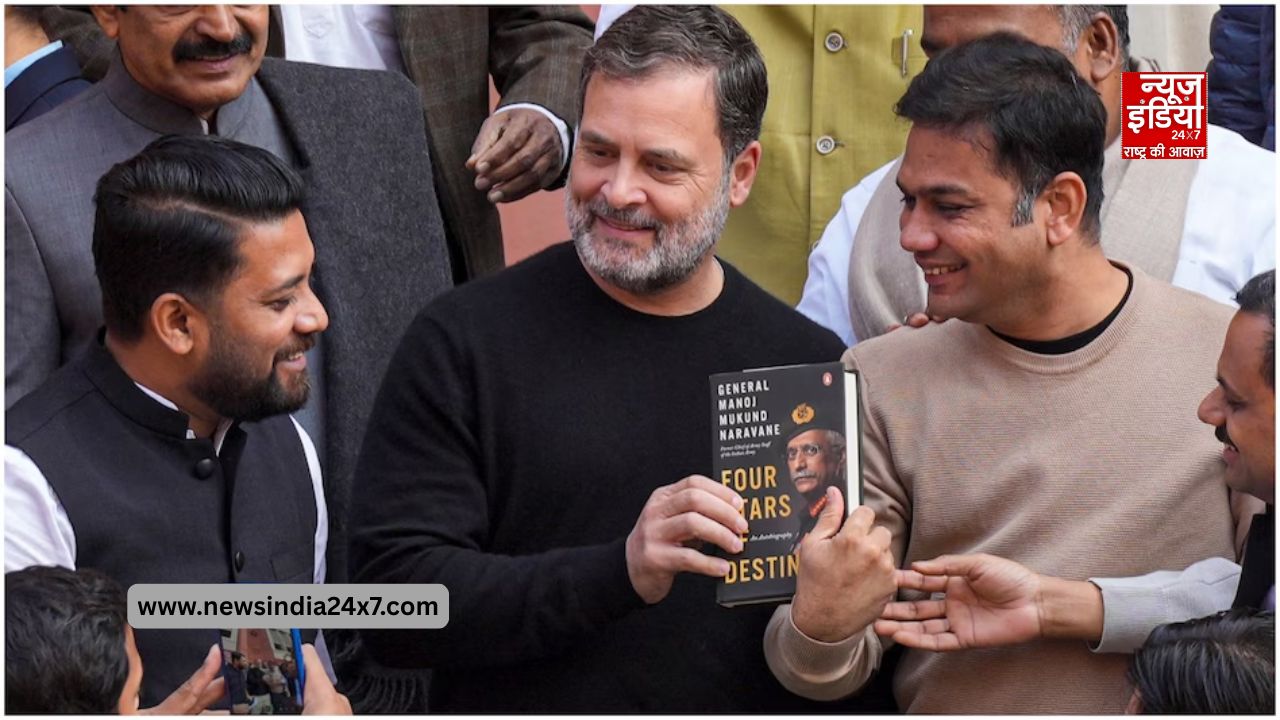 पूर्व सेना प्रमुख जनरल नरवणे की किताब के साथ राहुल गांधी पूर्व सेना प्रमुख जनरल नरवणे की किताब के साथ राहुल गांधी