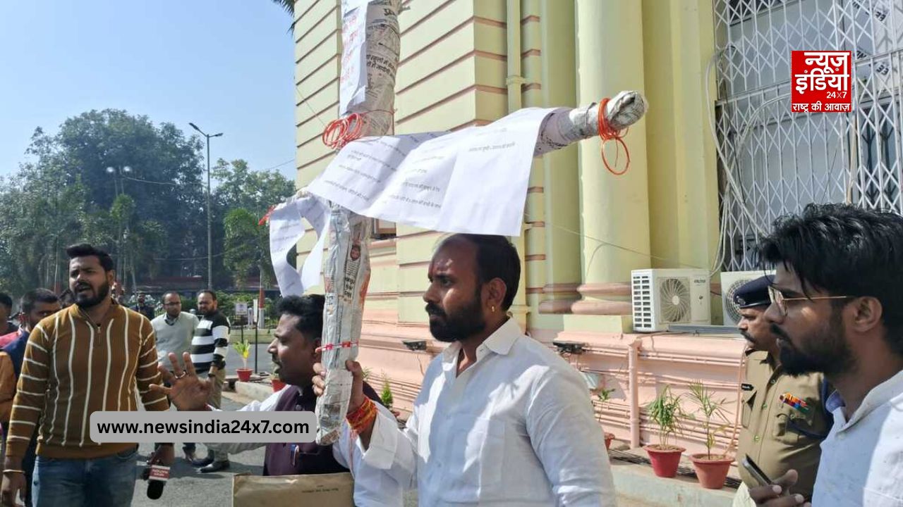 बिहार विधानसभा के बाहर पुतला लेकर आए कांग्रेस विधायक बिहार विधानसभा के बाहर पुतला लेकर आए कांग्रेस विधायक