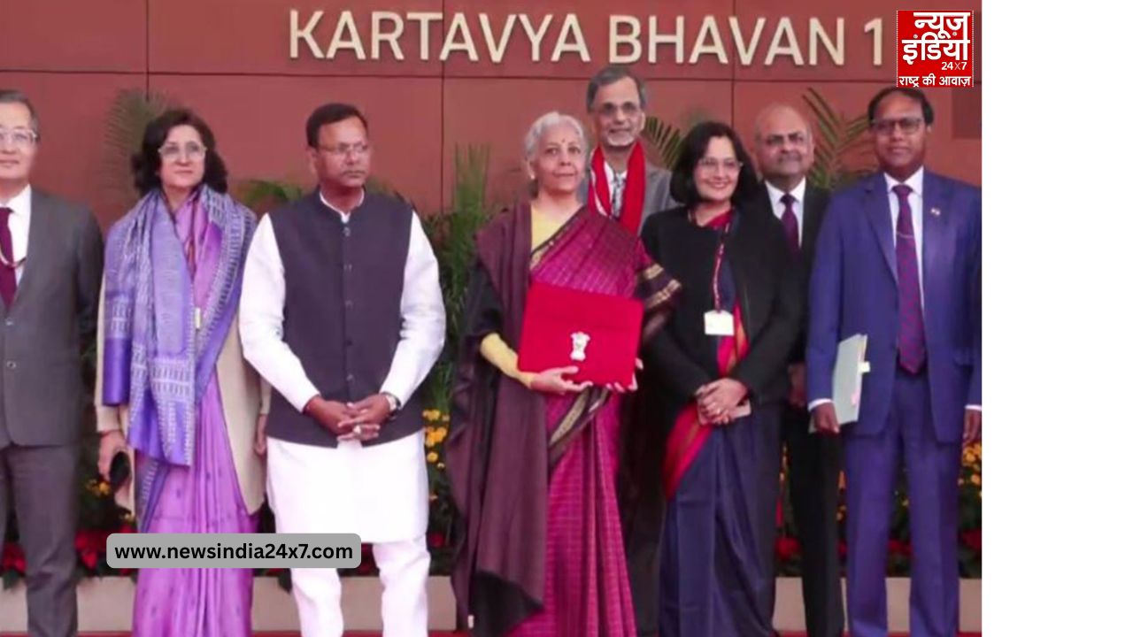 कर्तव्य भवन के पास वित्त मंत्री निर्मला अपने सहयोगी अधिकारियों के साथ कर्तव्य भवन के पास वित्त मंत्री निर्मला अपने सहयोगी अधिकारियों के साथ