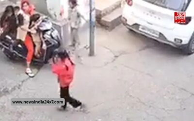 एक्सीलेटर दबने से बेकाबू स्कूटी दीवार से टकराई; सवार मां व बच्चे हुए घायल, वीडियो हुआ वायरल