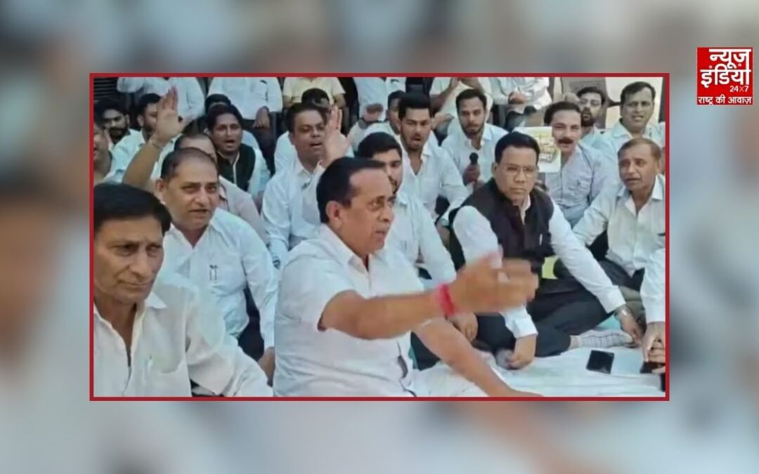 गाजियाबाद में ई-रजिस्ट्री के विरोध में वकीलों की हड़ताल, 10 हजार से ज्यादा बैनामे अटके