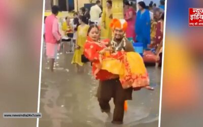 इंदौर की ‘फिल्मी’ शादी बनी इंटरनेट सेंसेशन, पानी से भरे मंडप में दुल्हन को गोद में उठाकर लिए सात फेरे