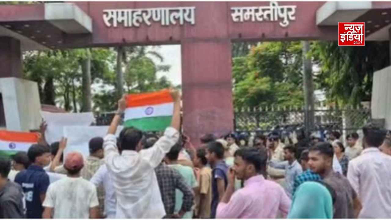 समस्तीपुर में छात्रों का सड़क पर प्रदर्शन, आगजनी के बाद यातायात ठप
