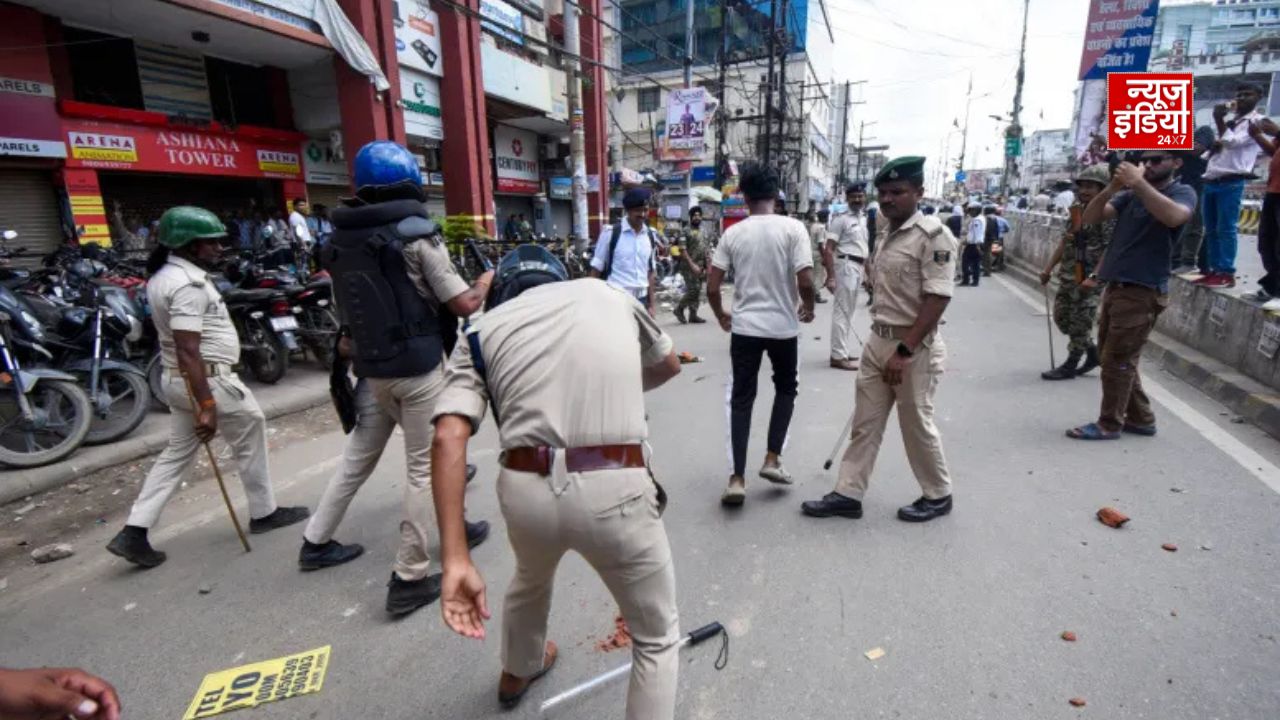 सिवान में छात्रों के प्रदर्शन ने लिया हिंसक मोड़, SP समेत 30 पुलिसकर्मी घायल; इलाके में इंटरनेट बंद