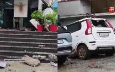 भारी बारिश के बीच नोएडा में बड़ा हादसा, iForte बिल्डिंग का ऊपरी हिस्सा गिरा