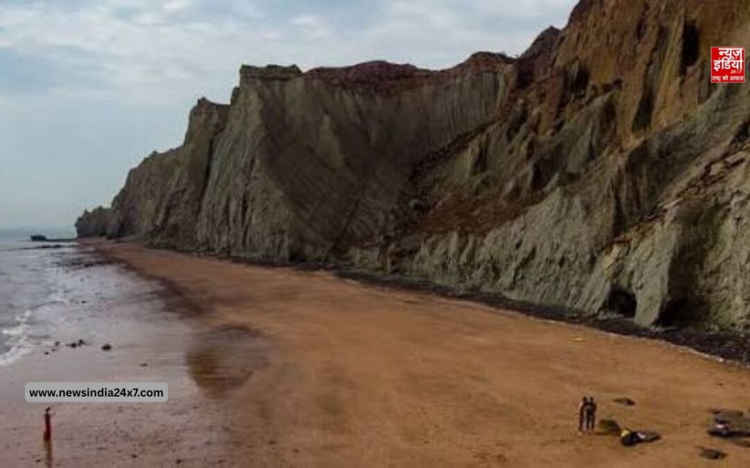 होर्मुज पर बढ़ा युद्ध का खतरा! IRGC ने जहाज पर हमला, अमेरिका का ईरान पर पलटवार