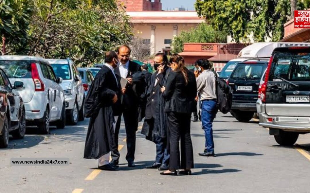 सुप्रीम कोर्ट में हंगामा करने वाले दो लॉ छात्र गिरफ्तार, CJI पर अभद्र टिप्पणी का आरोप
