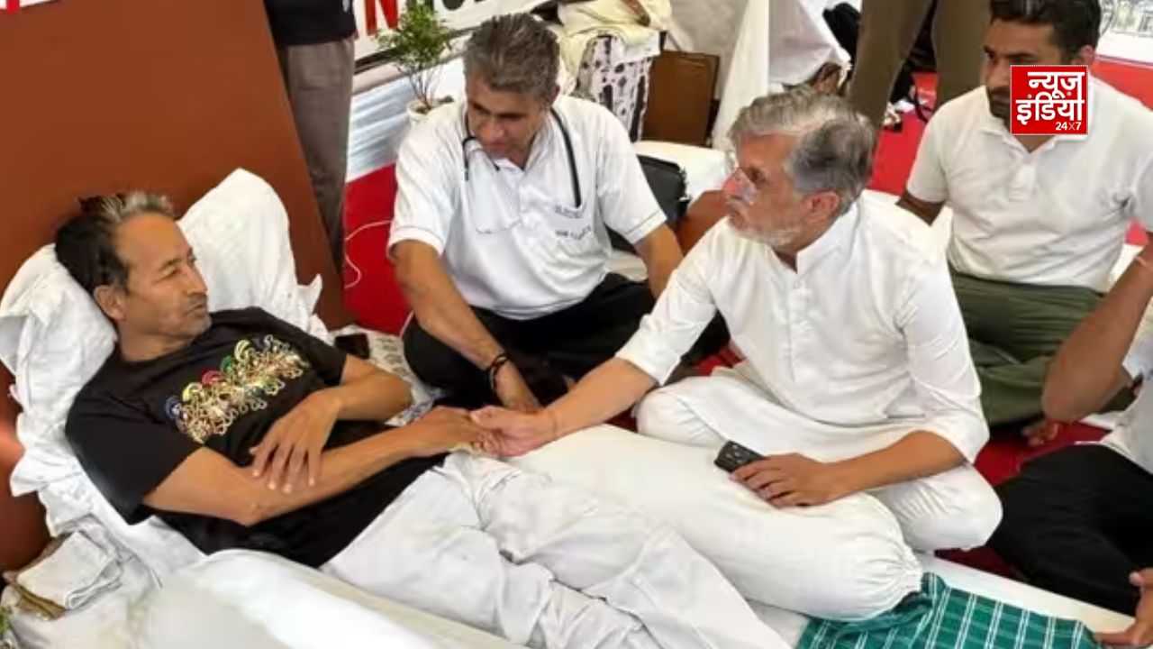 20 दिन बाद सोनम वांगचुक से मिले कांग्रेस नेता पवन खेड़ा, अनशन के बीच की मुलाकात
