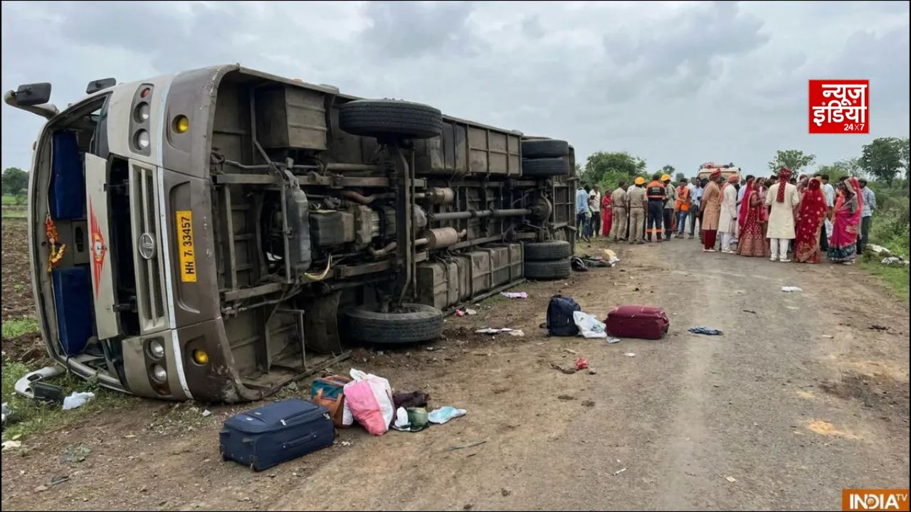 बिहार में बारातियों से भरी बस बेकाबू होकर में पलटी, हादसे में अब तक 1 की मौत व कई घायल; शीशे तोड़कर निकले लोग