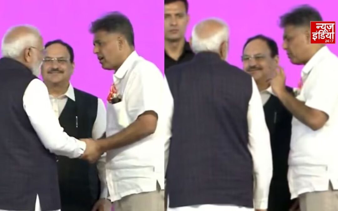 हाथ मिलाया, कुछ देर बातचीत भी हुई… पीएम मोदी और मनीष तिवारी की मुलाकात पर सबकी कांग्रेस की नजर