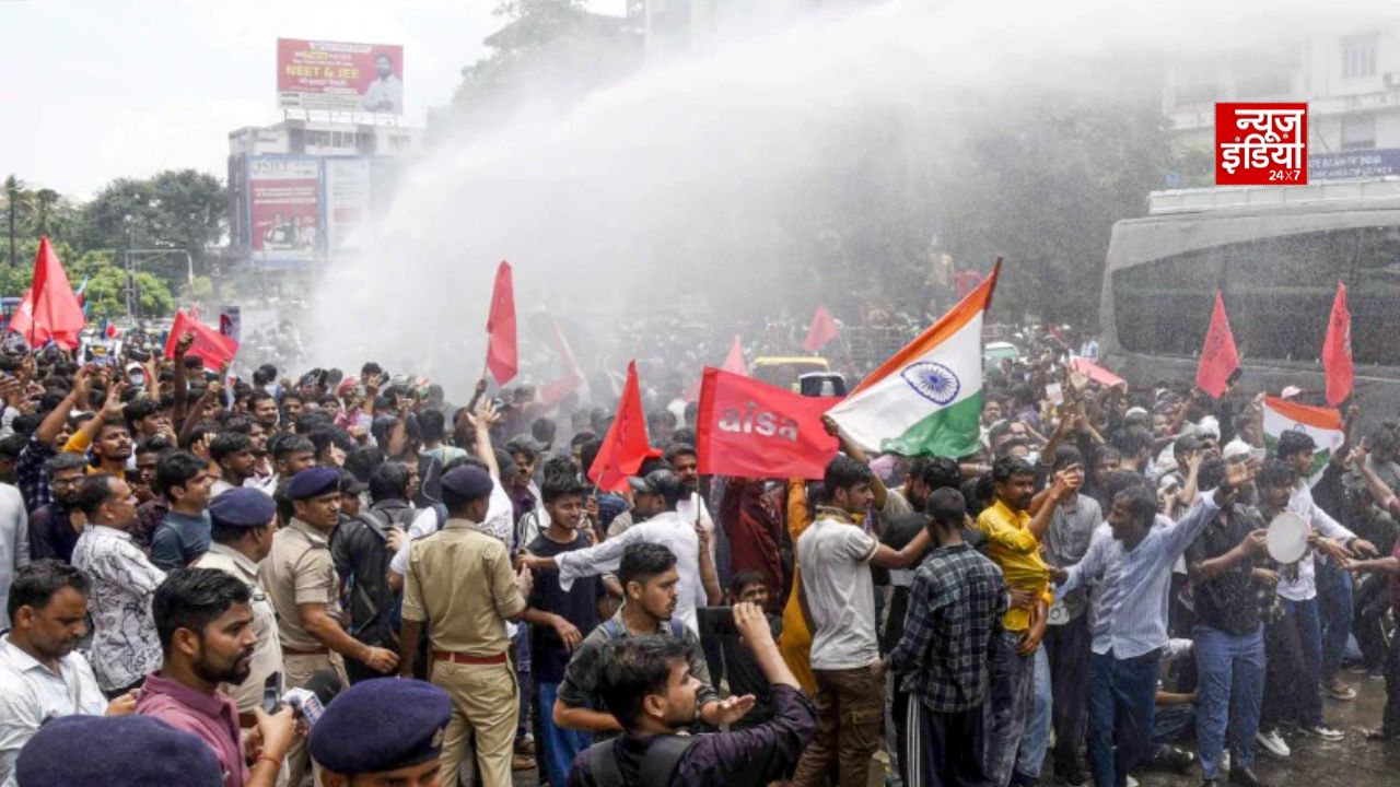 पटना में पेपर लीक के खिलाफ छात्रों का हल्लाबोल, पुलिस ने किया लाठीचार्ज