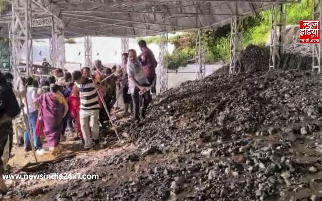 Vaishno Devi landslide: भारी बारिश के बाद वैष्णो देवी यात्रा मार्ग पर लैंडस्लाइड, राहत कार्य जारी