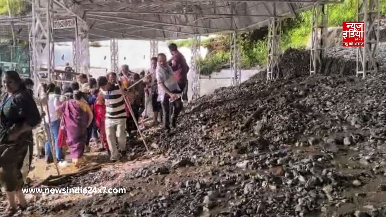 Vaishno Devi landslide: भारी बारिश के बाद वैष्णो देवी यात्रा मार्ग पर लैंडस्लाइड, राहत कार्य जारी