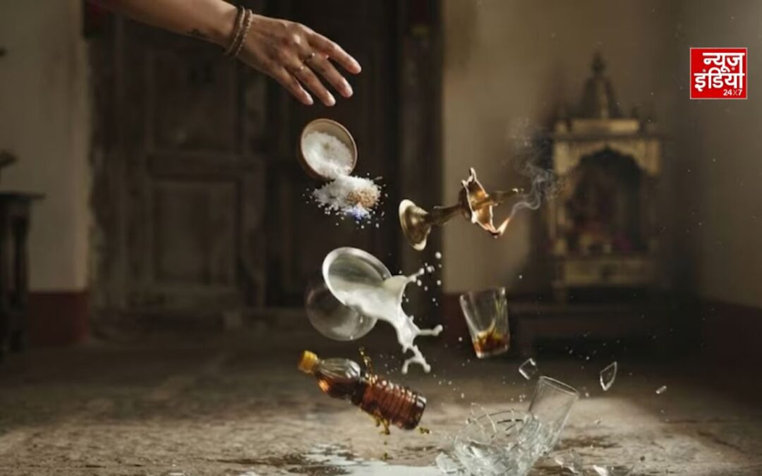 शुभ-अशुभ संकेत: हाथ से बार-बार गिर रही हैं ये 5 चीजें? जानें क्या कहते हैं धार्मिक मान्यताएं