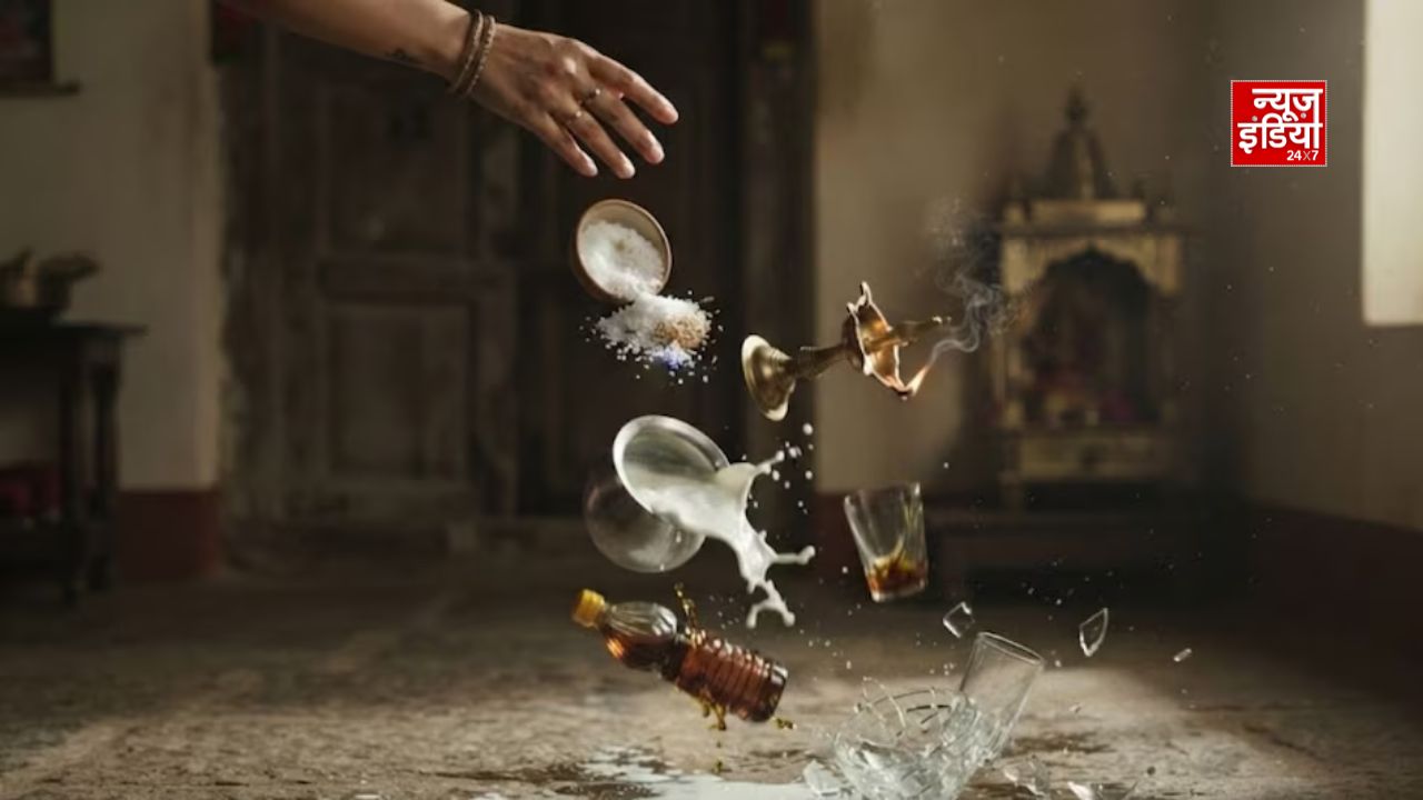 शुभ-अशुभ संकेत: हाथ से बार-बार गिर रही हैं ये 5 चीजें? जानें क्या कहते हैं धार्मिक मान्यताएं