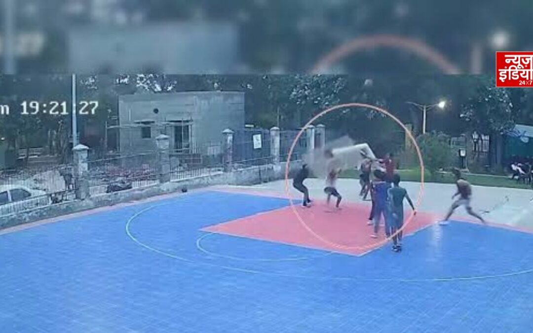 गुरुग्राम की सोसायटी में दर्दनाक हादसा, लड़के के सिर पर गिरा बास्केटबॉल पोल, खौफनाक वीडियो
