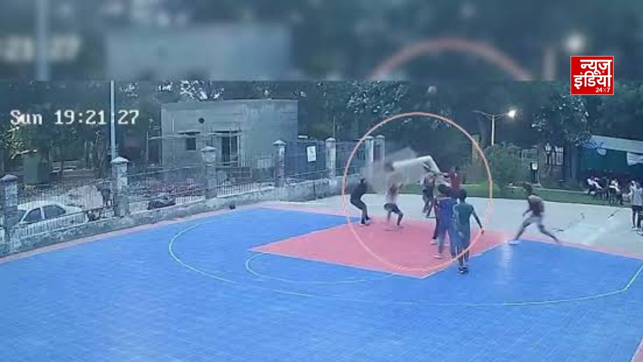 गुरुग्राम की सोसायटी में दर्दनाक हादसा, लड़के के सिर पर गिरा बास्केटबॉल पोल, खौफनाक वीडियो
