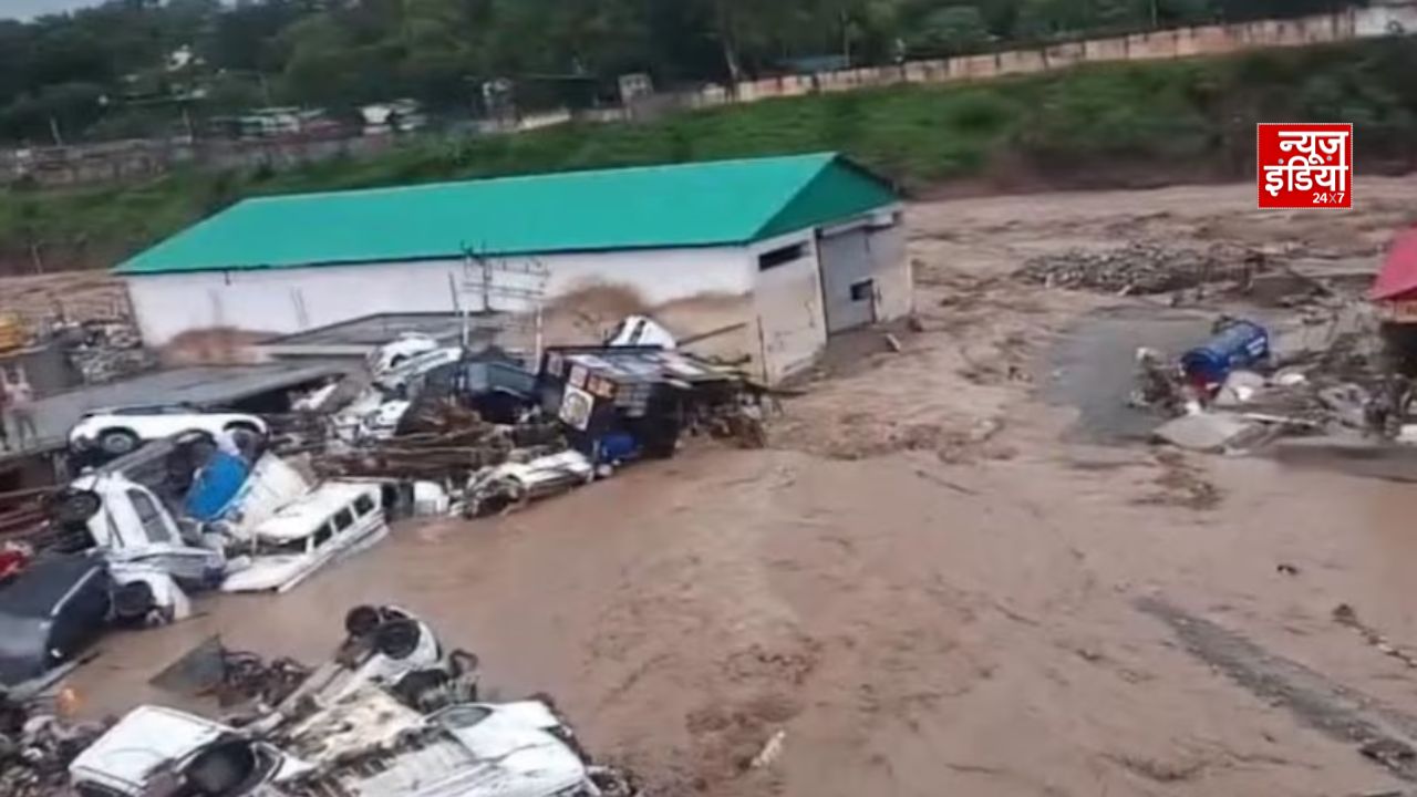 जम्मू-कश्मीर के पुंछ में तबाही का मंजर, पहाड़ दरके और बाढ़ ने मचाई भारी तबाही
