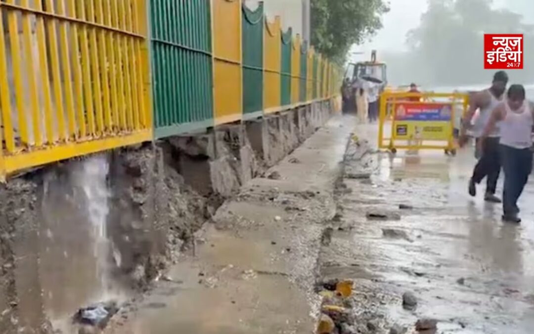 नोएडा में बारिश का असर: मेट्रो पिलर के नीचे बना डिवाइडर भरभराकर गिरा ,एक शख्स घायल
