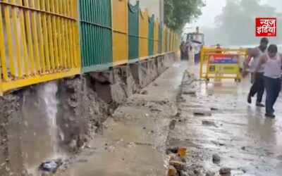 नोएडा में बारिश का असर: मेट्रो पिलर के नीचे बना डिवाइडर भरभराकर गिरा ,एक शख्स घायल