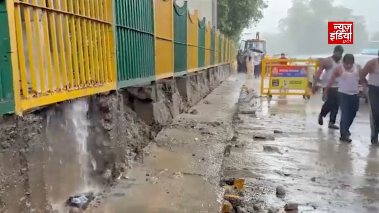 नोएडा में बारिश का असर: मेट्रो पिलर के नीचे बना डिवाइडर भरभराकर गिरा ,एक शख्स घायल