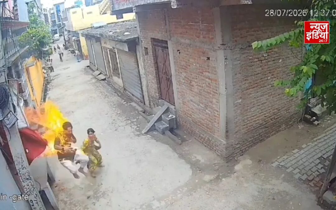 पत्नी से विवाद के बाद युवक ने खुद को लगाई आग, CCTV में कैद हुई दर्दनाक आखिरी दौड़