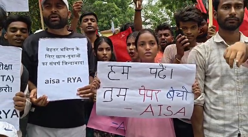 NEET पेपर लीक पर उबाल! बिहार बंद का भोजपुर में दिखा असर, सड़कों पर उतरे छात्र-युवा, सुरक्षा के कड़े इंतज़ाम