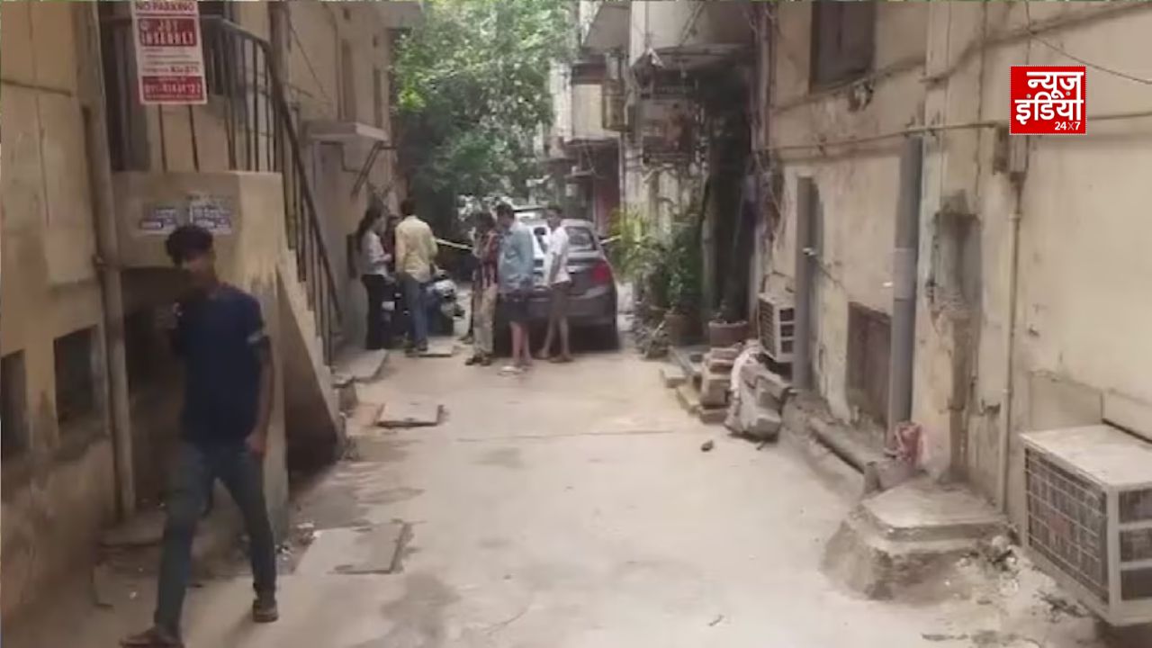 Delhi: ईस्ट ऑफ कैलाश में फ्लैट से युवक-युवती के शव बरामद, पुलिस जांच में जुटी