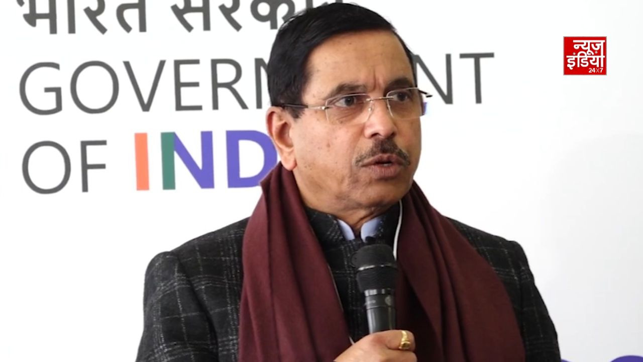 धर्मेंद्र प्रधान के इस्तीफे के बाद प्रह्लाद जोशी ने संभाला शिक्षा मंत्री का कार्यभार