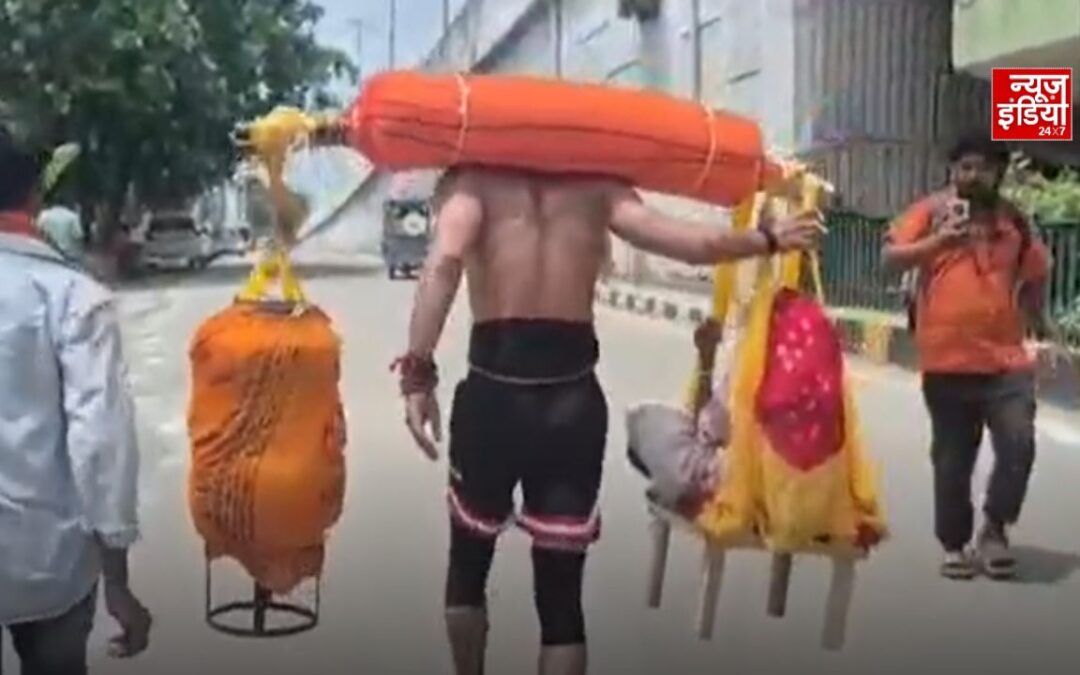 कांवड़ में गंगाजल के साथ बैठीं 90+ साल की दादी, पोता कंधे पर उठाकर निकला हरिद्वार से दिल्ली