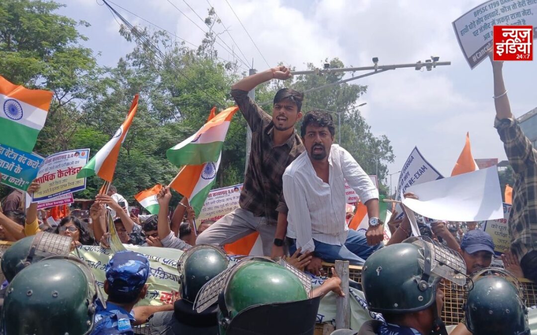 पटना में छात्रों का हंगामा, जेपी गोलंबर से डाक बंगला की ओर बढ़ने की कोशिश