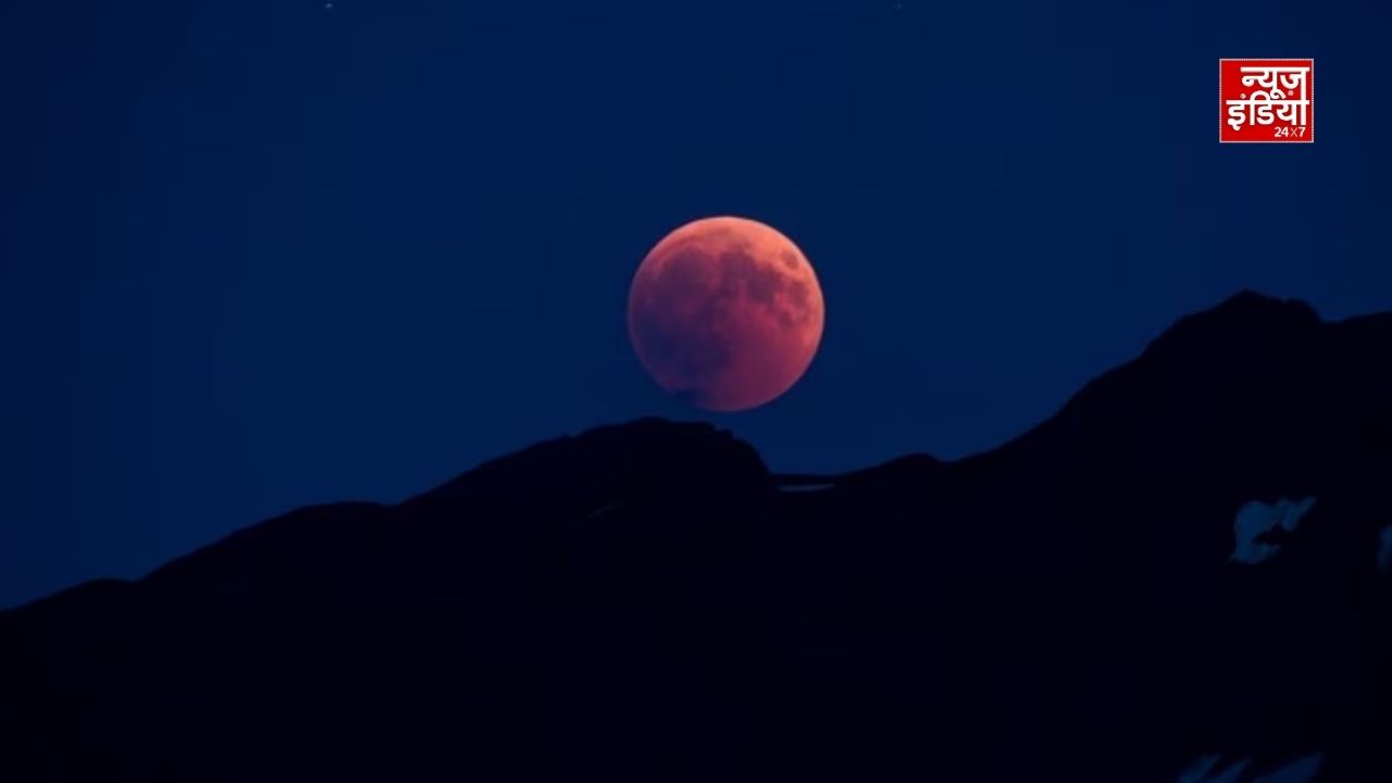 Chandra Grahan 2026: पीक पर पहुंचा साल का आखिरी चंद्र ग्रहण, 96% चंद्रमा छाया में