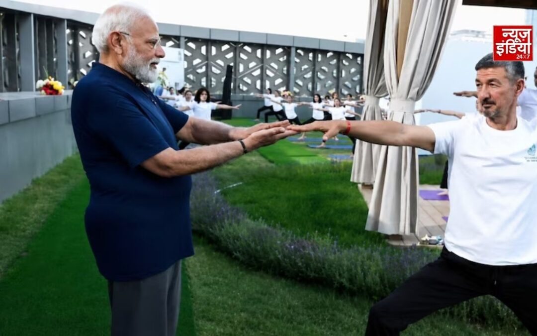 ताशकंद में पीएम मोदी का खास अंदाज, युवाओं संग किया योग और खुद सिखाए आसन