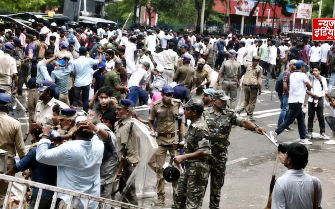झारखंड विधानसभा के पास छात्रों का हंगामा, लाठीचार्ज के बीच बैरिकेडिंग पर चढ़े प्रदर्शनकारी