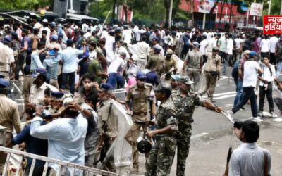 झारखंड विधानसभा के पास छात्रों का हंगामा, लाठीचार्ज के बीच बैरिकेडिंग पर चढ़े प्रदर्शनकारी