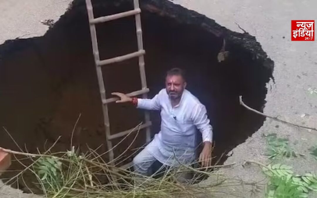 आगरा में सड़क धंसी तो गड्ढे में उतरे सपा नेता, बोले- ‘यही है सरकार का विकास?’