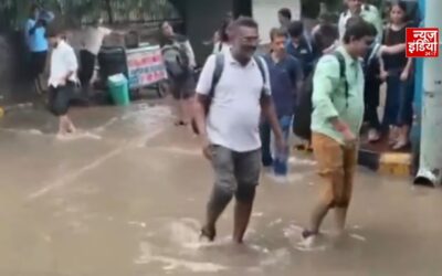 दिल्ली में भारी बारिश से हाहाकार, सड़कें जलमग्न; नोएडा में एंबुलेंस फंसी, गुरुग्राम अस्पताल में घुसा पानी