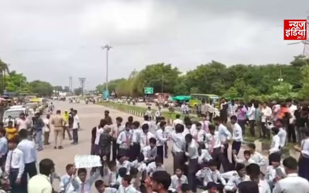 लखनऊ: Gen Z के बाद Gen Alfa का फूटा गुस्सा, शिक्षकों की कमी पर सड़क पर उतरे छात्र