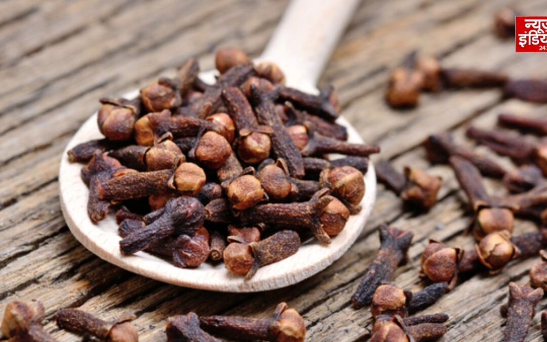 Clove Uses at Home: खाने के अलावा लौंग के ये 6 इस्तेमाल जानकर रह जाएंगे हैरान