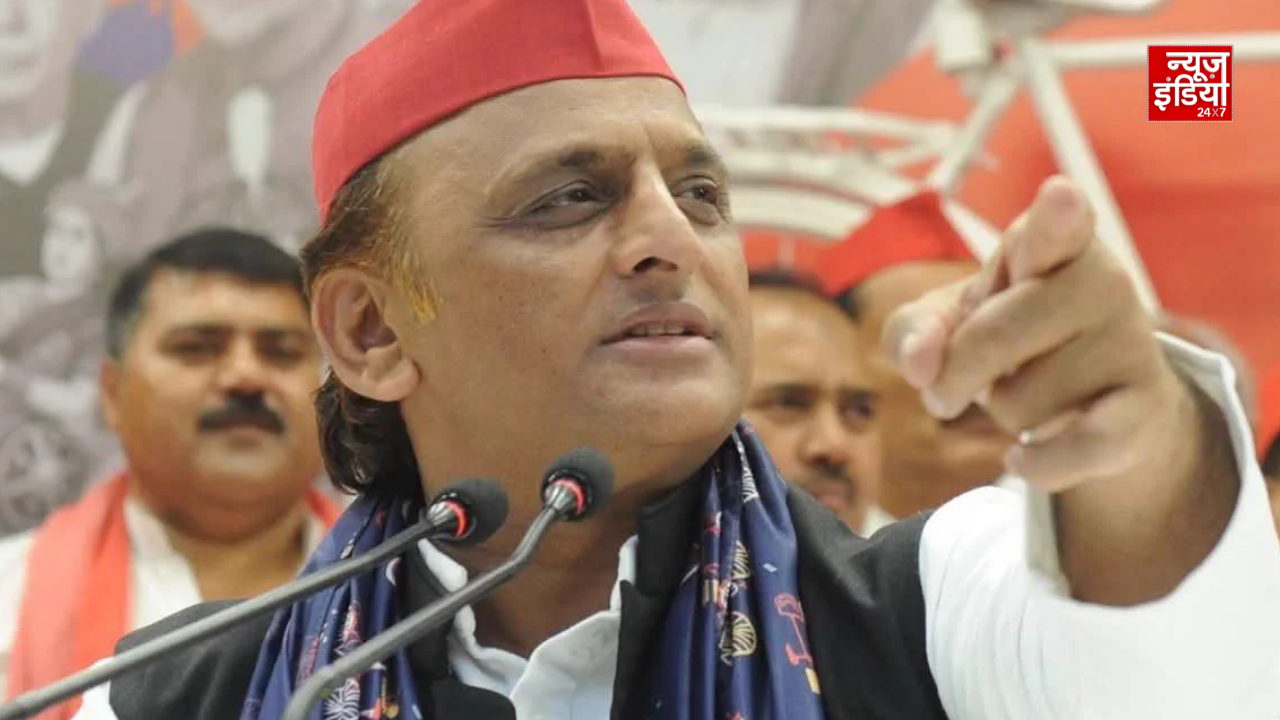 Lavanyaphto (18) नीले गमछे में समाजवादी पार्टी प्रमुख अखिलेश यादव