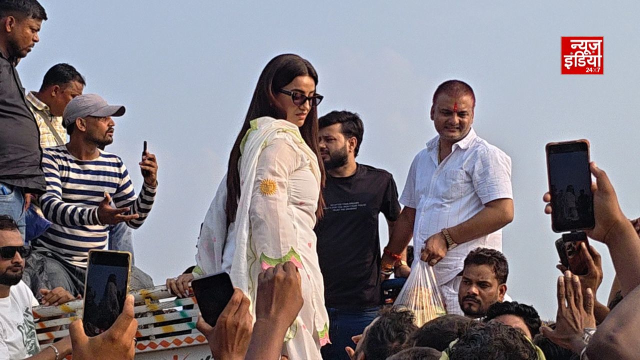 ‘बिहार की बेटी हूं, अपने लोगों का दर्द कैसे नहीं बांटती’, बाढ़ पीड़ितों के बीच पहुंचीं अक्षरा सिंह