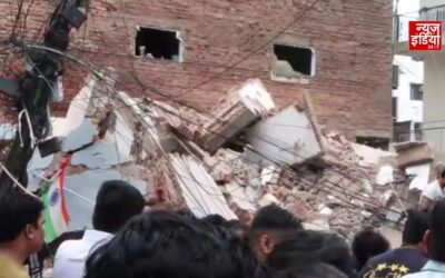दिल्ली के सत्य निकेतन में तीन मंजिला इमारत ढही, मलबे में लोगों के दबे होने की आशंका