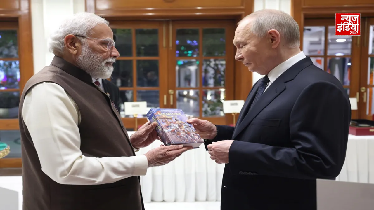 Lavanyaphto – 2026-09-11T163348.751 पीएम मोदी रूस के राष्ट्रपति व्लादिमीर पुतिन को रूसी भाषा में भगवद्गीता भेंट करते हुए