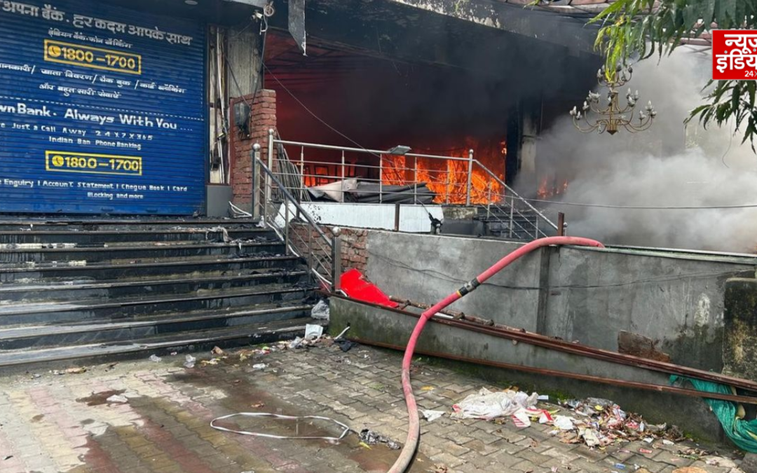 अबीका होटल में भीषण आग, कई गाड़ियां जलकर खाक; दिल्ली रोड पर लगा जाम