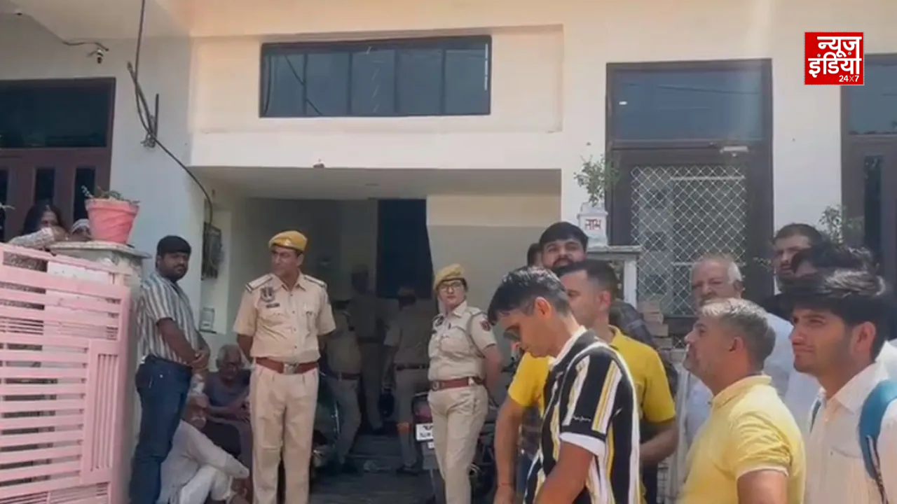 जयपुर के करधनी हत्याकांड में पत्नी और तीन बेटियों की हत्या की जांच करती पुलिस