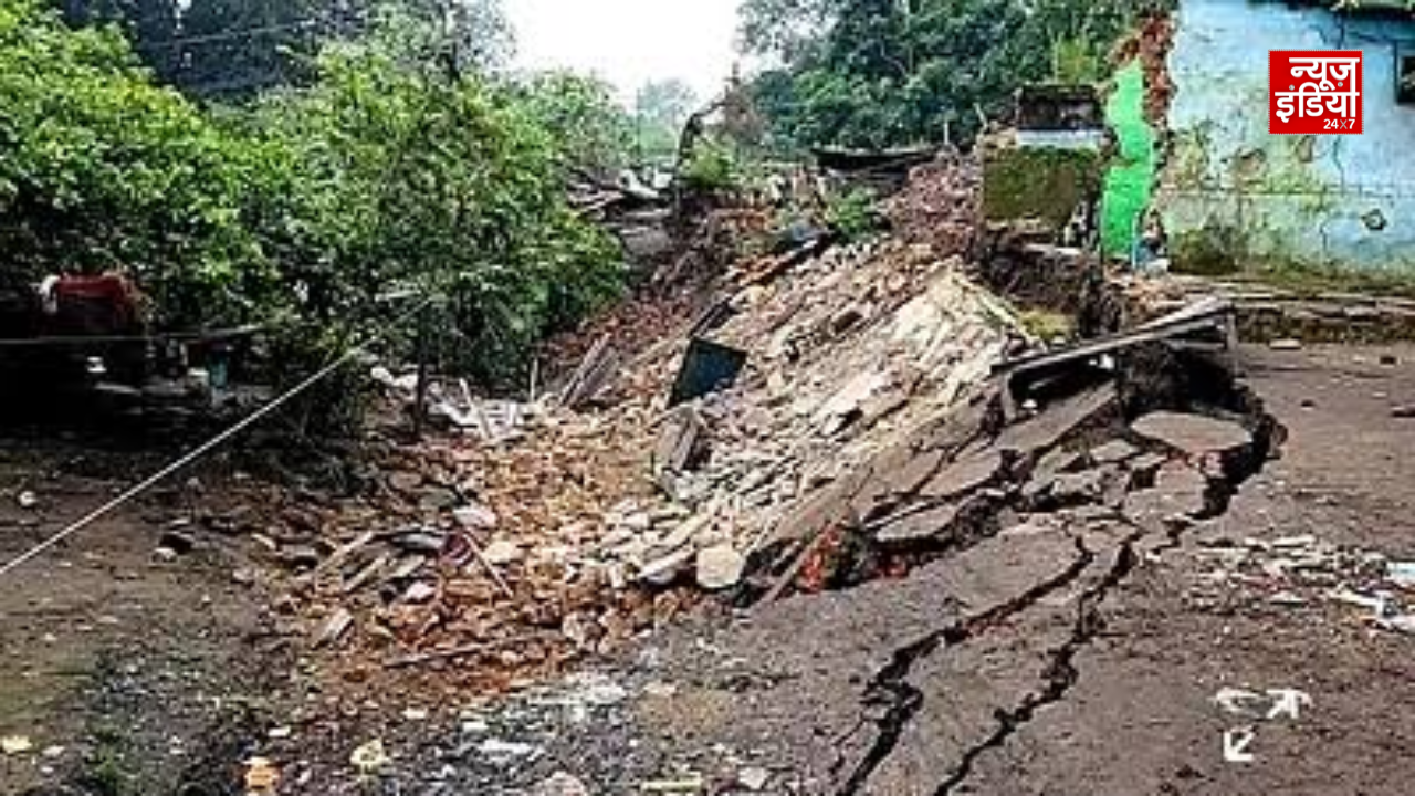 धनबाद के सिजुआ में भू-धंसान के बाद क्षतिग्रस्त मकान