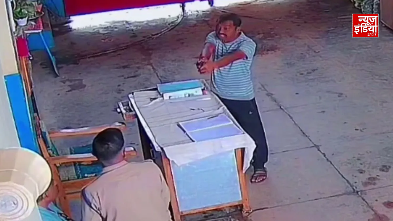 रायसेन जेल गोलीकांड में प्रहरी पर हमला करते कैदी का CCTV फुटेज