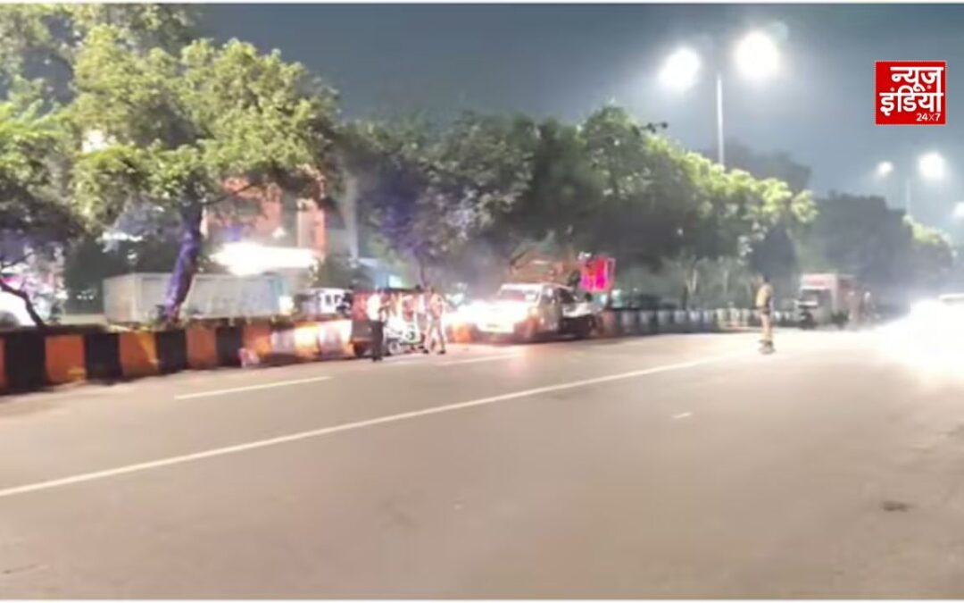 दिल्ली के सरिता विहार में डंपर ने क्रेन-ऑटो में मारी टक्कर, हादसे में 3 लोगों की मौत व कई घायल